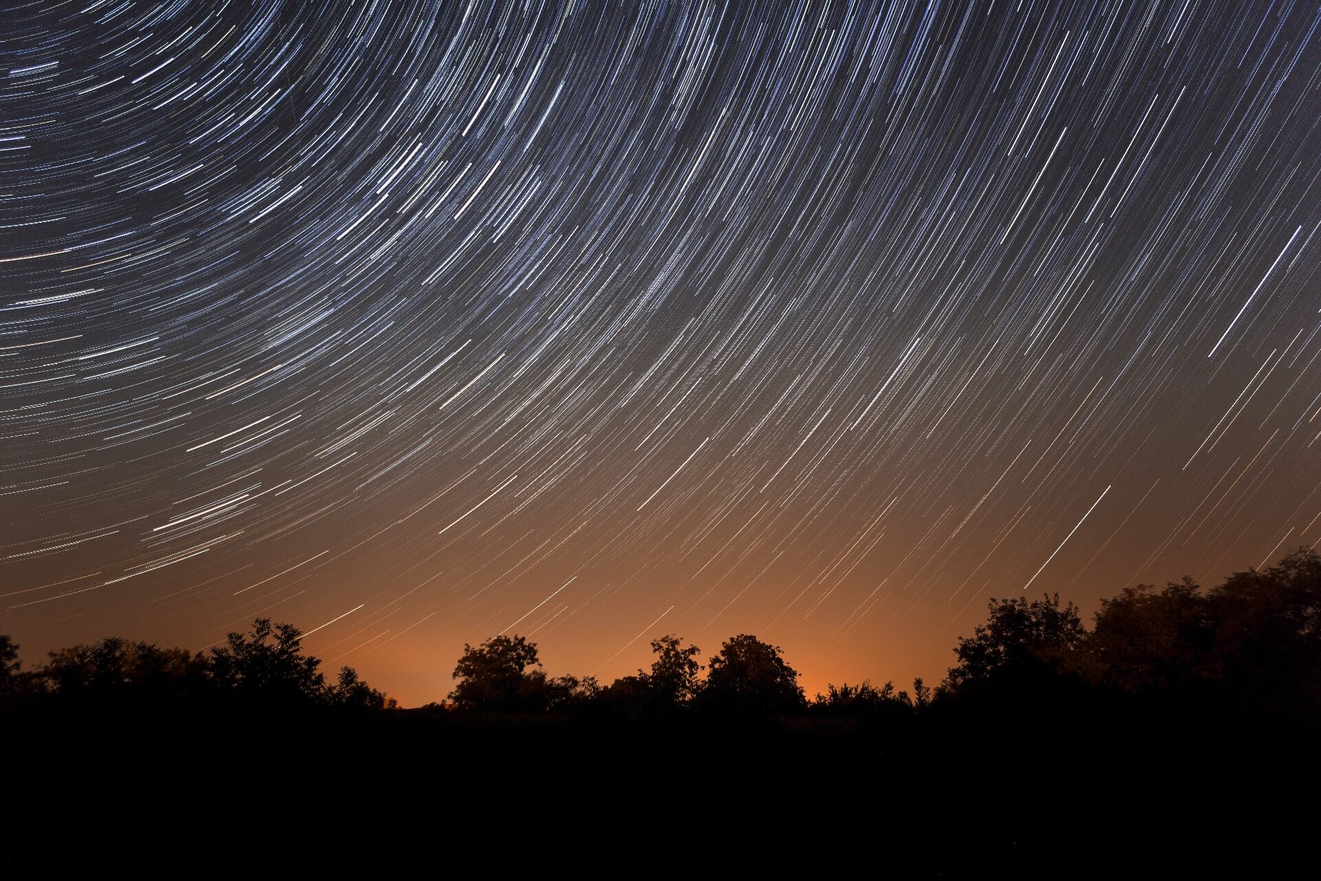 秋・冬の洞爺は、夜空にピンポイント光の星々が広がる季節です。