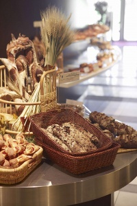 ホテル内のベーカリーショップで、毎朝焼き上げられる香ばしいパン