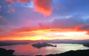 朝焼けのオレンジ色の光に照らされた雲海の景色は絶品。最高の目覚めとなることでしょう。