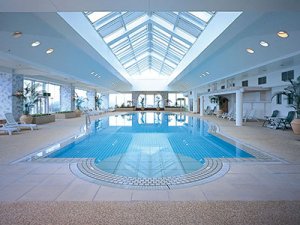 全天候型の屋内プールでリゾート気分をどうぞ