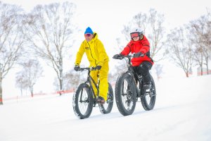 ファットバイクで雪原を走り、大自然を体感