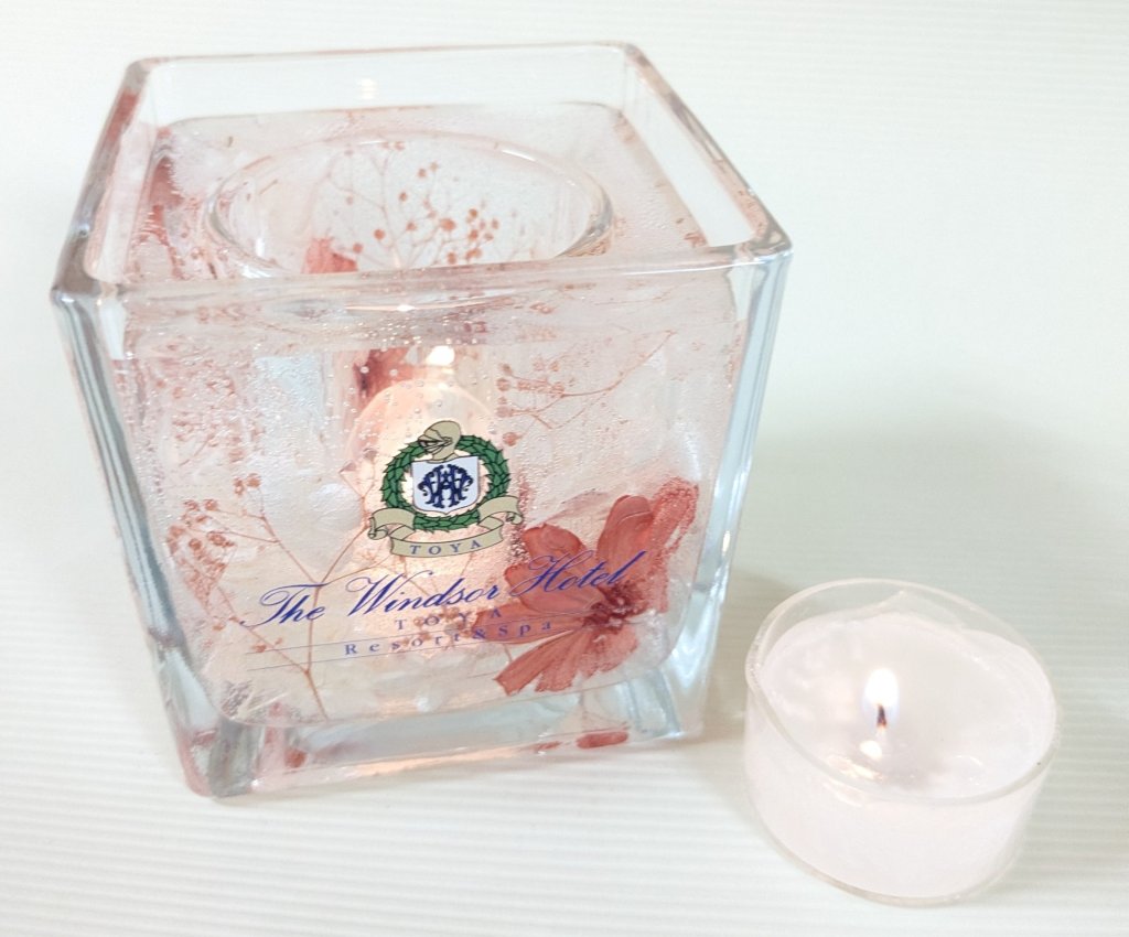 ジェルキャンドルの透明感が氷のように見え、お花が美しく映えるキャンドルホルダー。