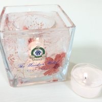 ジェルキャンドルの透明感が氷のように見え、お花が美しく映えるキャンドルホルダー。