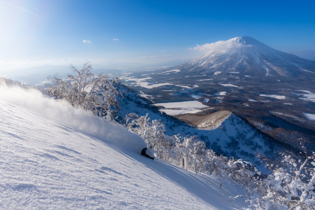 北海道でパウダースノースキー体験　ヘリで尻別岳のバックカントリースキーへ