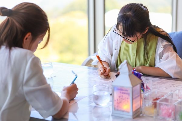 プリザーブドフラワーや乾燥させた木の実などを使って、アレンジメントやキャンドル等を手作りする体験教室