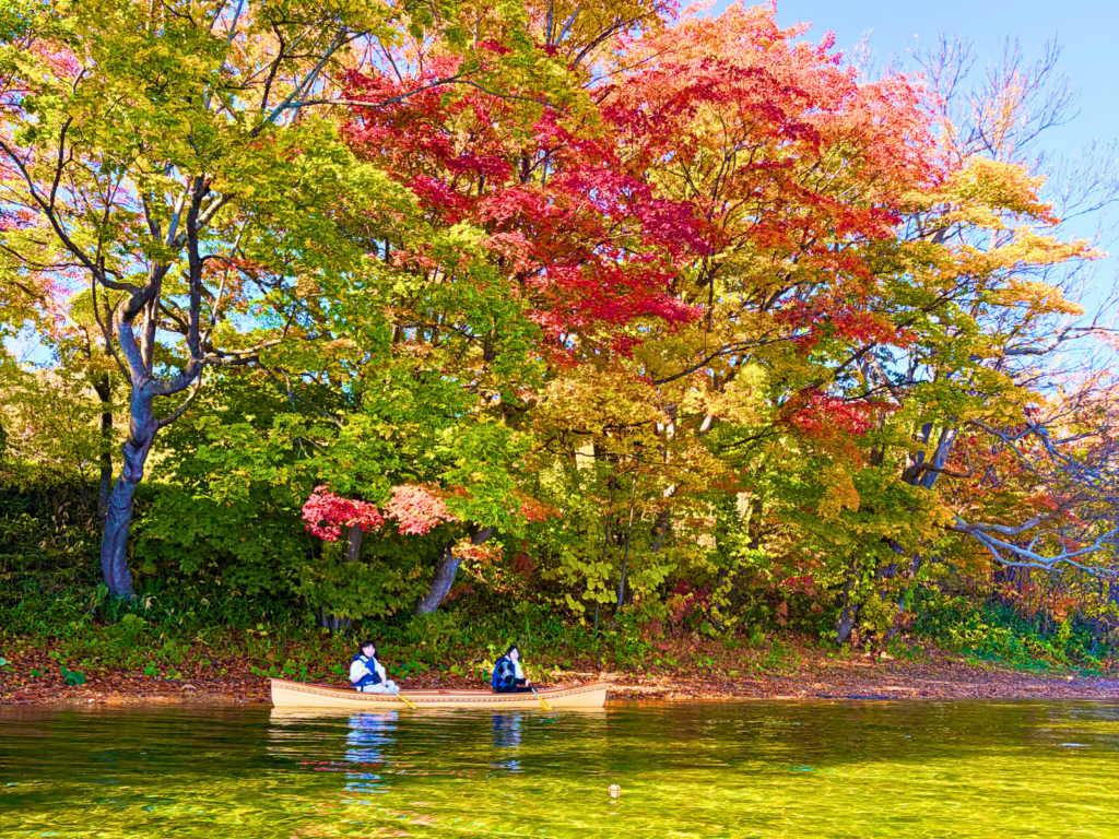 カナディアンカヌー体験　～紅葉の絶景を湖上から～