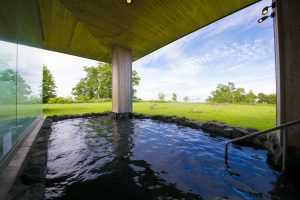 洞爺湖や羊蹄山が広がる自然と一体の温泉 「山泉」
